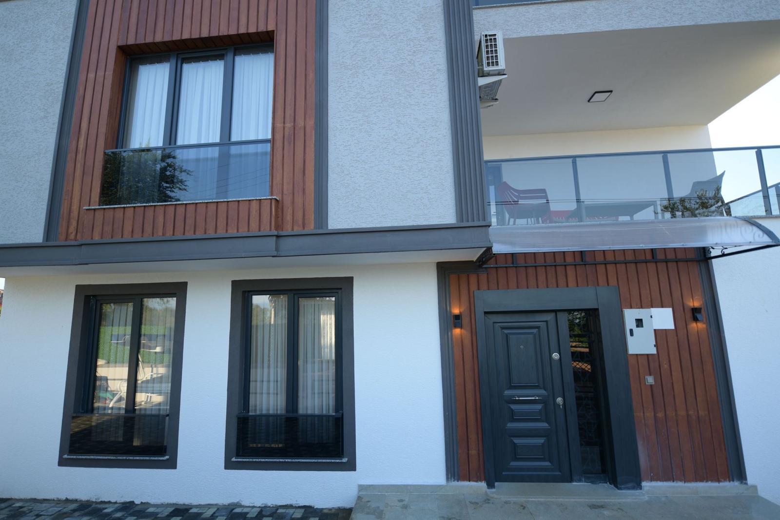 ARAKLI HÜRRİYET MAHALLESİNDE HAVUZLU LÜKS SATILIK VİLLALAR